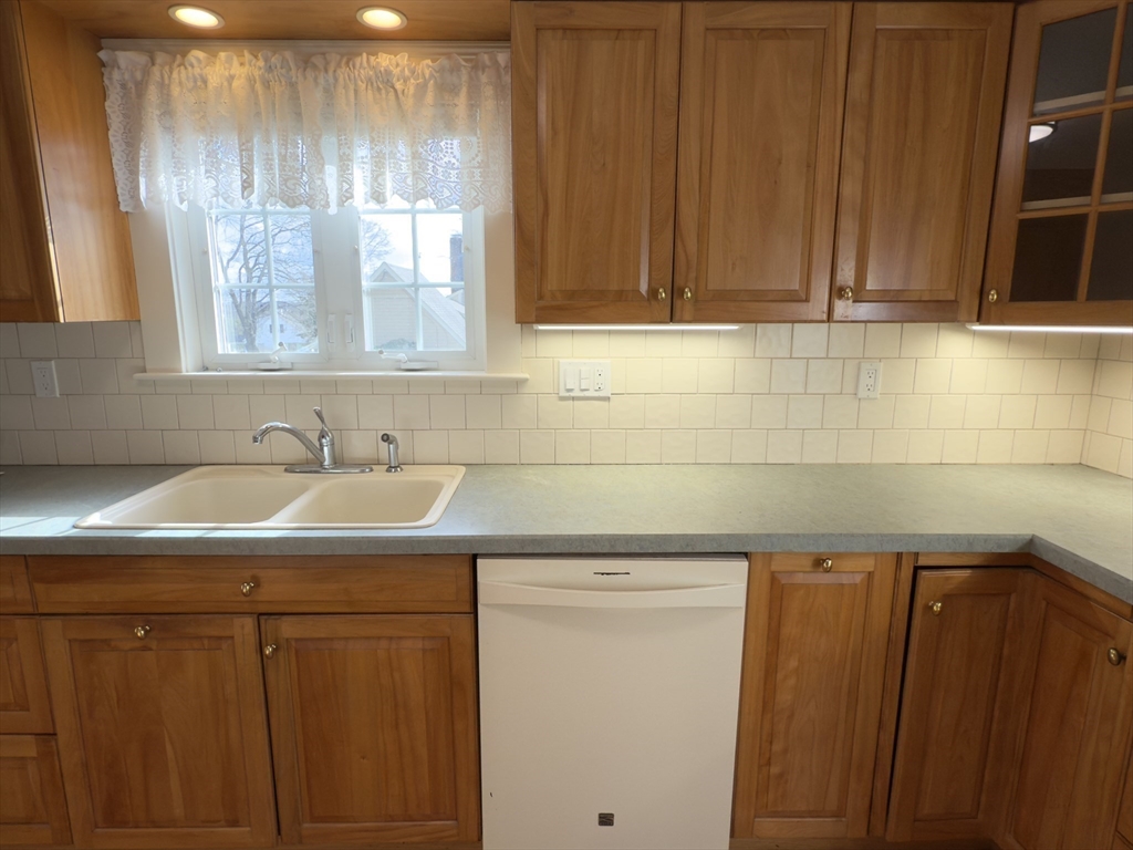 3 bed, 2 bath apartment for rent at 38 Highland St, South Dartmouth — photo 8 of 19