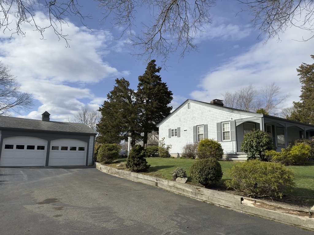 3 bed, 2 bath apartment for rent at 38 Highland St, South Dartmouth — photo 3 of 19