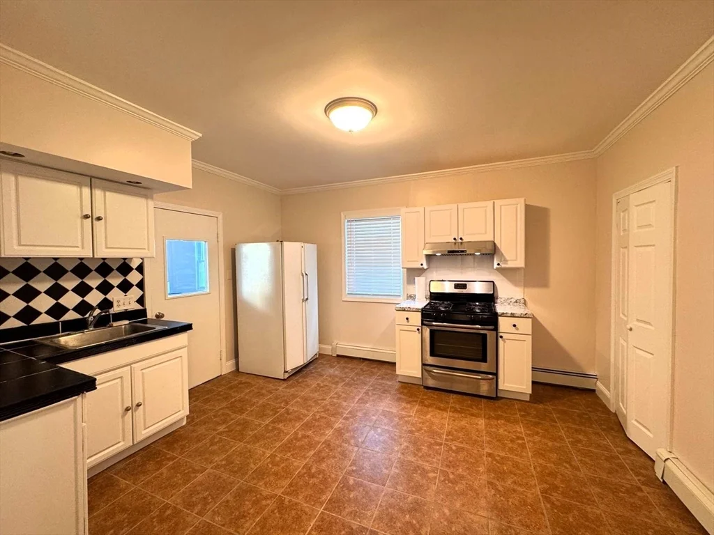 1 bed, 1 bath apartment for rent at 38 Hunting St Unit 1, Wellington-Harrington — photo 1 of 14
