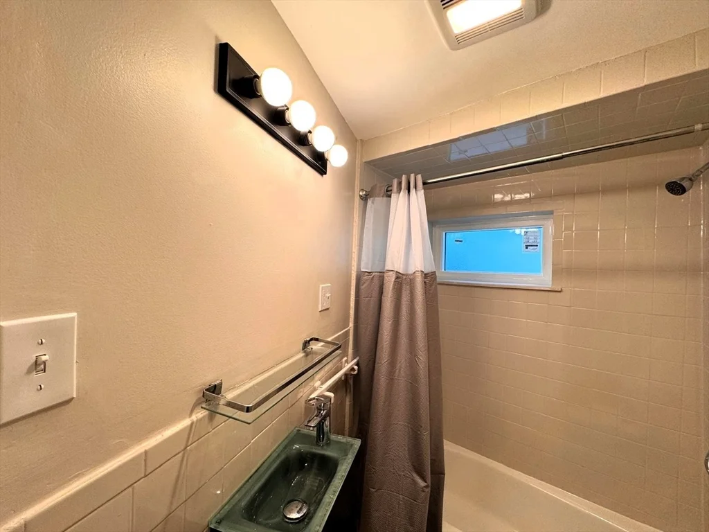 1 bed, 1 bath apartment for rent at 38 Hunting St Unit 1, Wellington-Harrington — photo 9 of 14