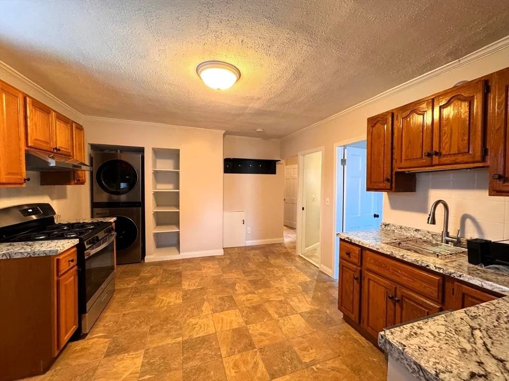 3 bed, 1 bath apartment for rent at 38 Hunting St Unit 2, Wellington-Harrington — photo 3 of 14