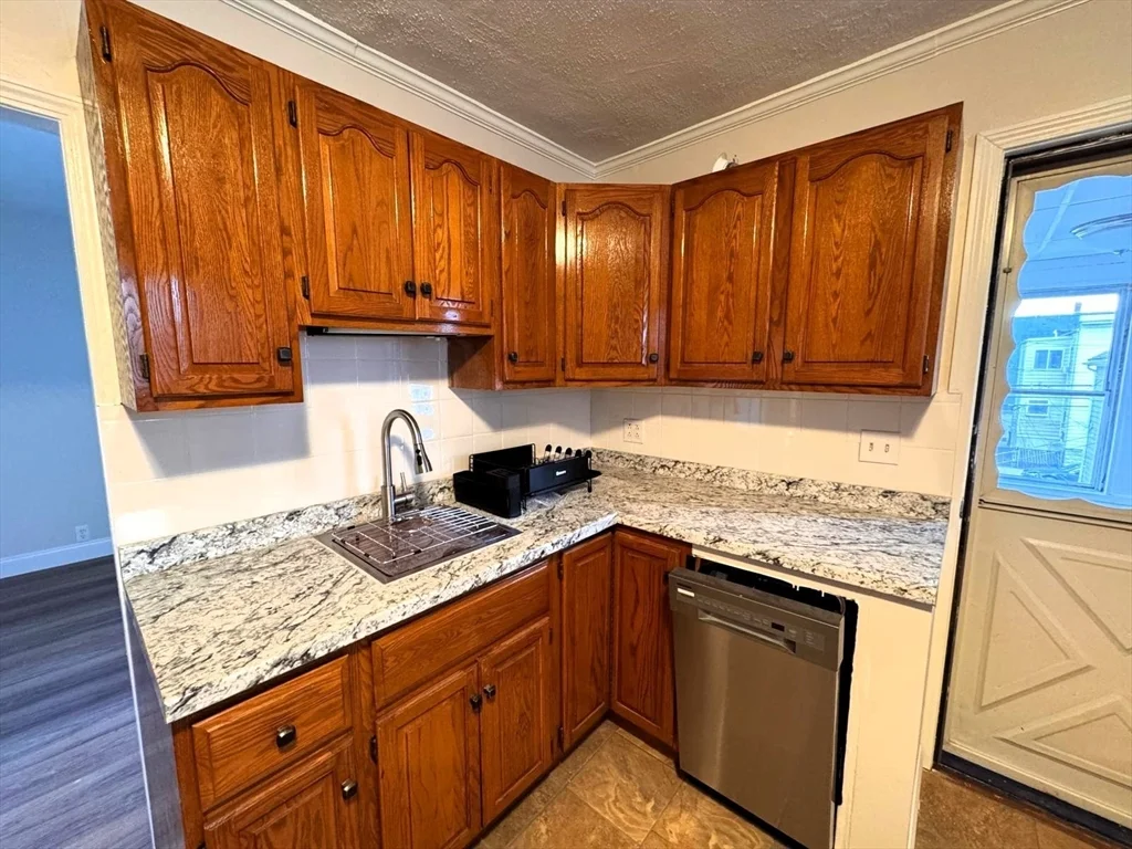 3 bed, 1 bath apartment for rent at 38 Hunting St Unit 2, Wellington-Harrington — photo 4 of 14