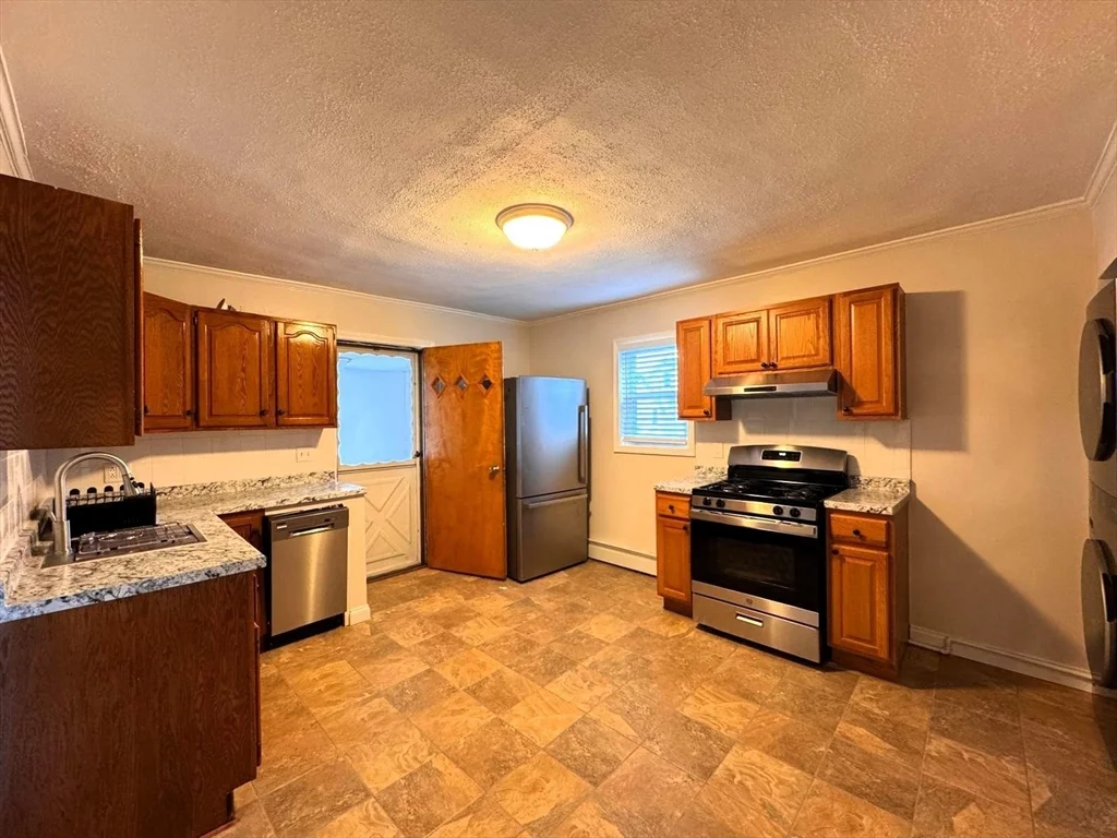 3 bed, 1 bath apartment for rent at 38 Hunting St Unit 2, Wellington-Harrington — photo 1 of 14