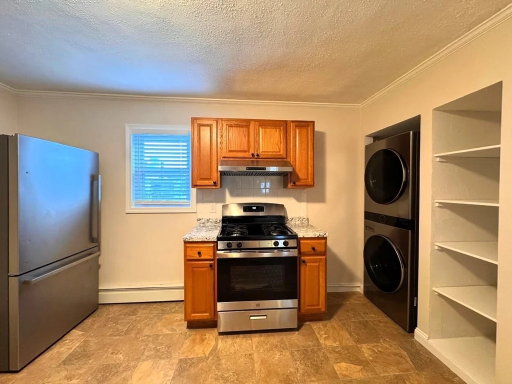 3 bed, 1 bath apartment for rent at 38 Hunting St Unit 2, Wellington-Harrington — photo 2 of 14
