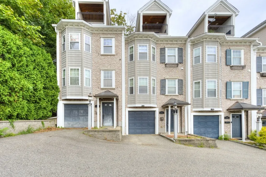 3 bed, 2 bath apartment for rent at 38 Johnson St Unit 38, Worcester — photo 2 of 29