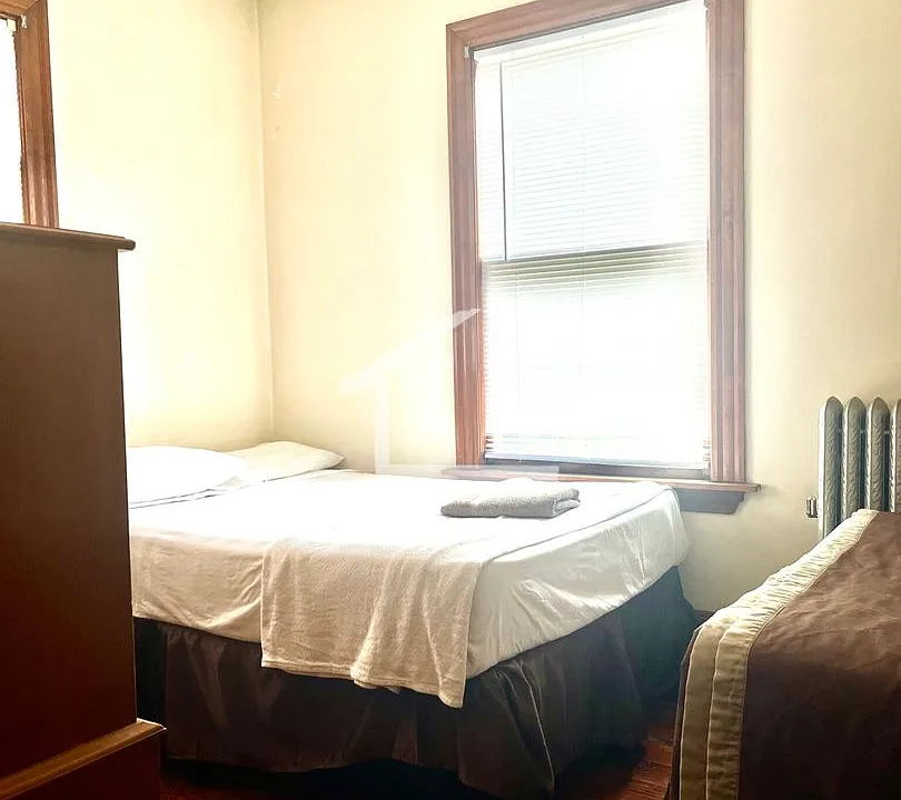 4 bed, 2 bath apartment for rent at 38 Linden St Unit 25, Allston — photo 5 of 9