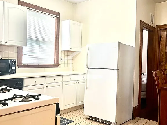 4 bed, 2 bath apartment for rent at 38 Linden St Unit 25, Allston — photo 9 of 9