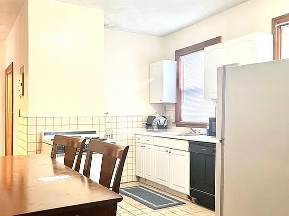 4 bed, 2 bath apartment for rent at 38 Linden St Unit 25, Allston — photo 8 of 9