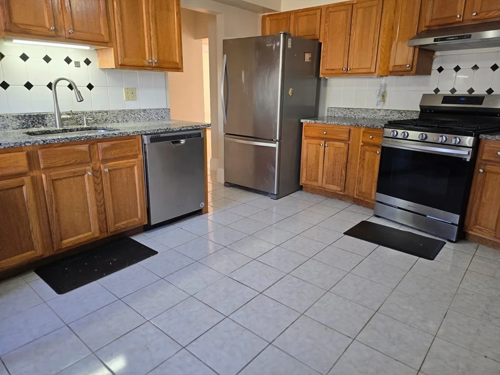 3 bed, 1 bath apartment for rent at 38 Milton Unit 1, North Andover — photo 2 of 13