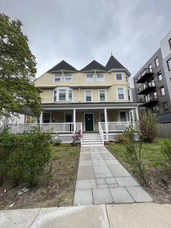 6 bed, 3 bath apartment for rent at 38 North Beacon St Unit 1, Allston