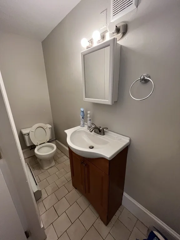 6 bed, 3 bath apartment for rent at 38 North Beacon St Unit 1, Allston — photo 9 of 9