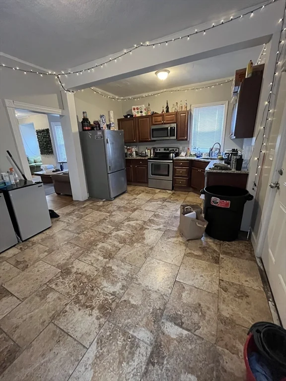6 bed, 3 bath apartment for rent at 38 North Beacon St Unit 1, Allston — photo 2 of 9