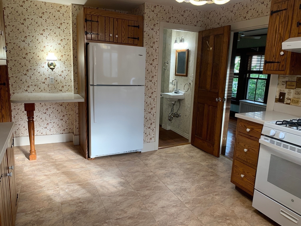 3 bed, 1 bath apartment for rent at 38 Park St Unit C, Medford — photo 5 of 33