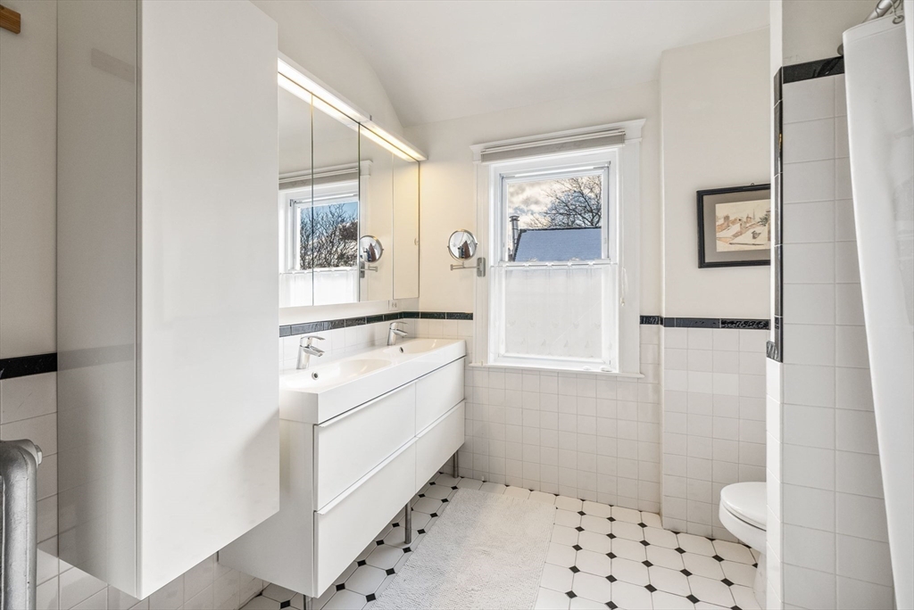 4 bed, 1 bath apartment for rent at 38 Russell St Unit 2, Cambridge — photo 19 of 33