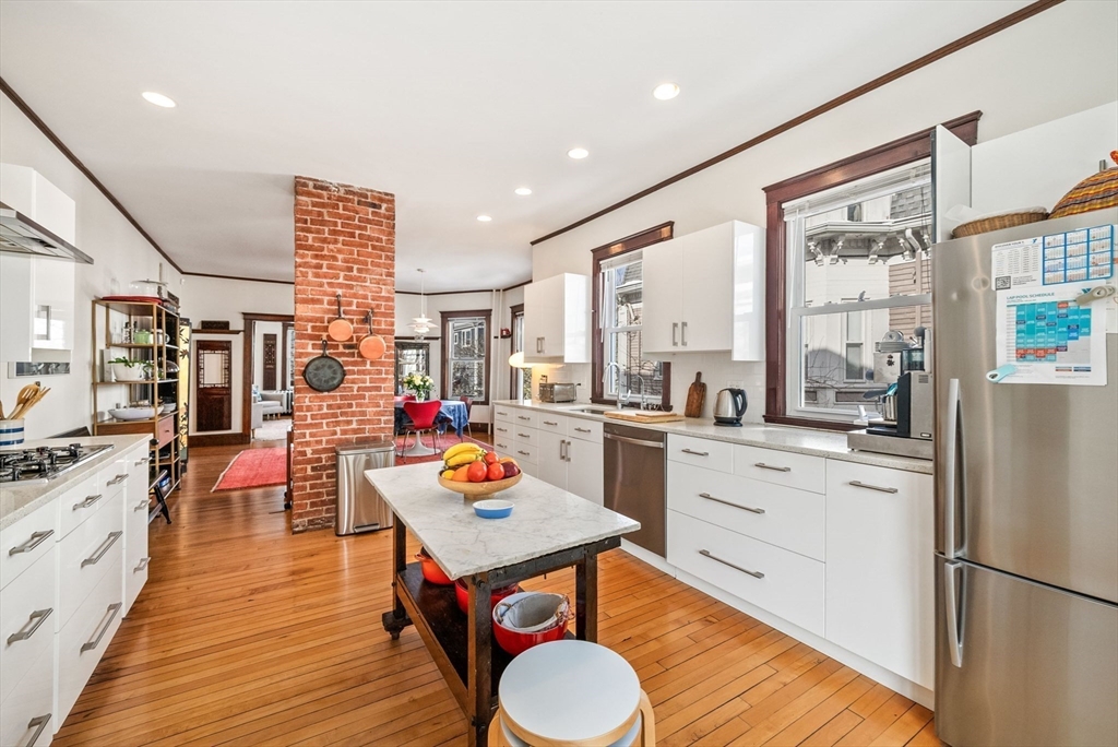 4 bed, 1 bath apartment for rent at 38 Russell St Unit 2, Cambridge — photo 4 of 33