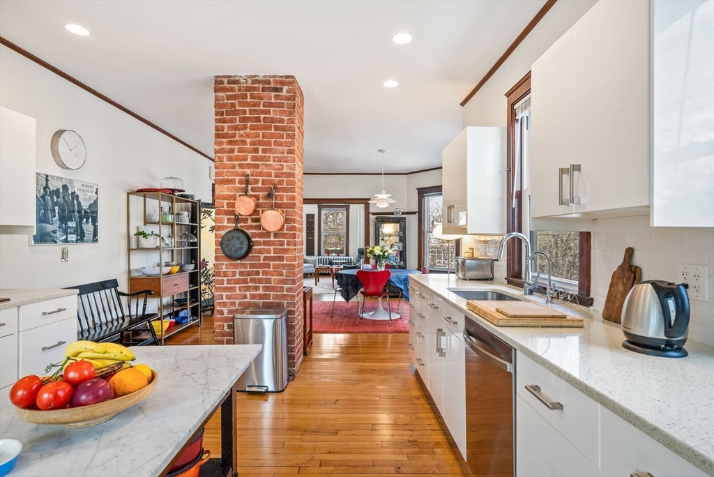 4 bed, 1 bath apartment for rent at 38 Russell St Unit 2, Cambridge — photo 5 of 33