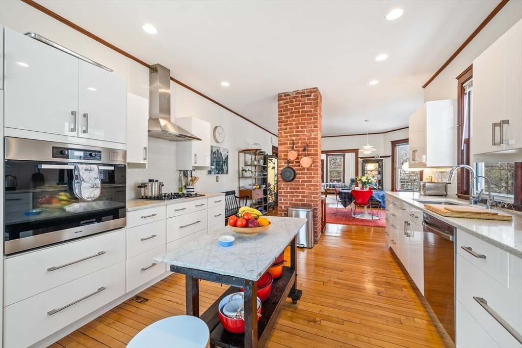4 bed, 1 bath apartment for rent at 38 Russell St Unit 2, Cambridge — photo 3 of 33