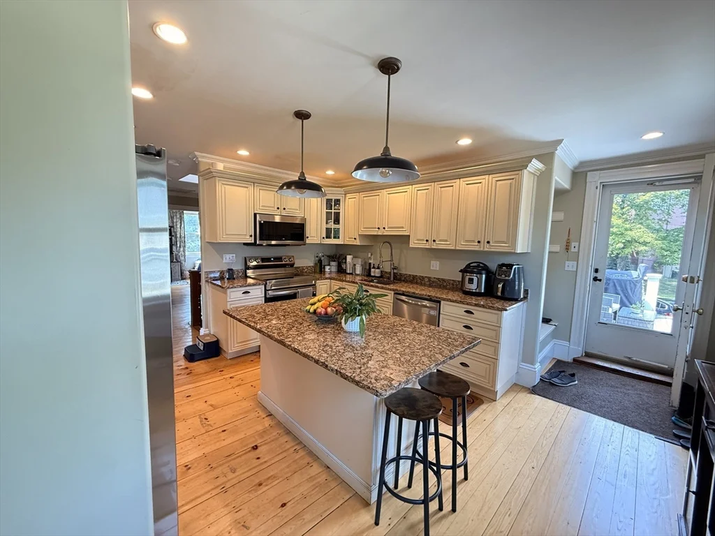 3 bed, 2 bath apartment for rent at 38 Salem St Unit B, Reading — photo 4 of 35