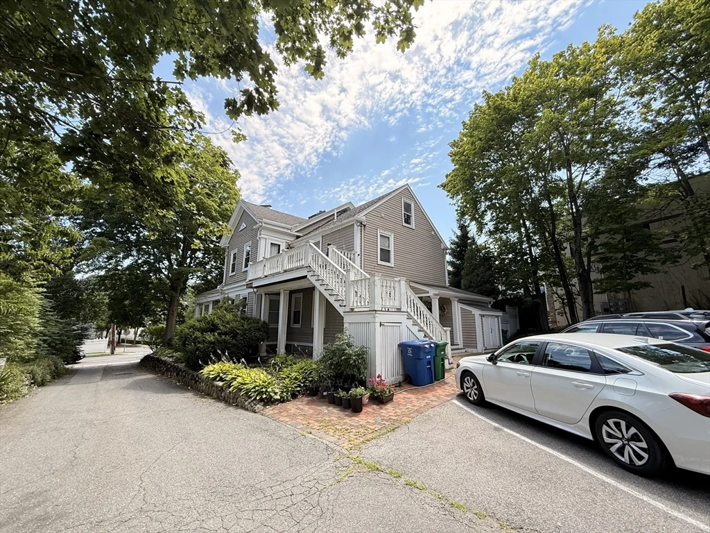 3 bed, 2 bath apartment for rent at 38 Salem St Unit B, Reading — photo 2 of 35