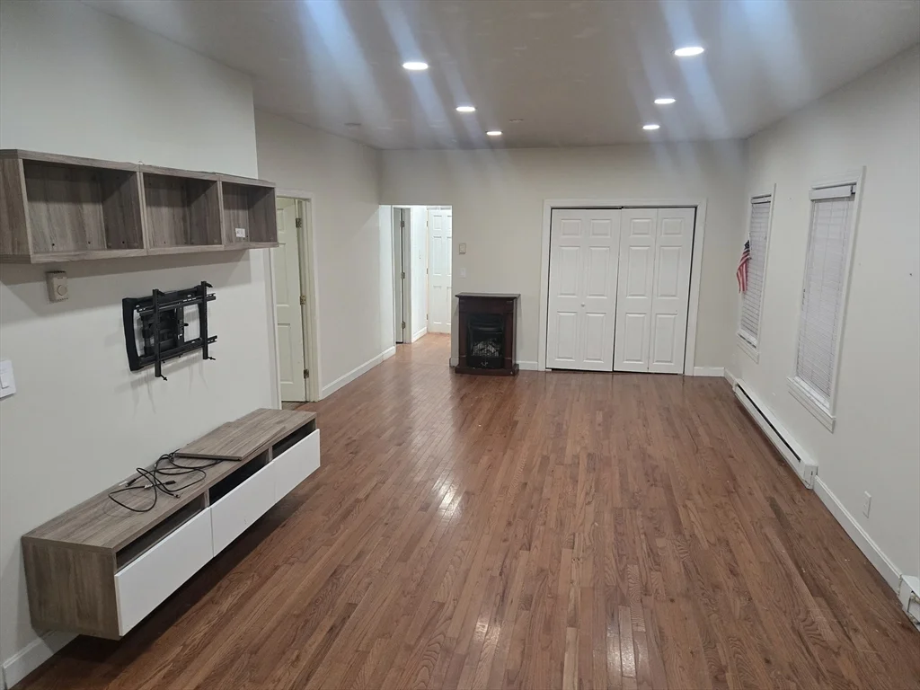 3 bed, 1 bath apartment for rent at 380 Grafton St Unit 1, Worcester — photo 3 of 8