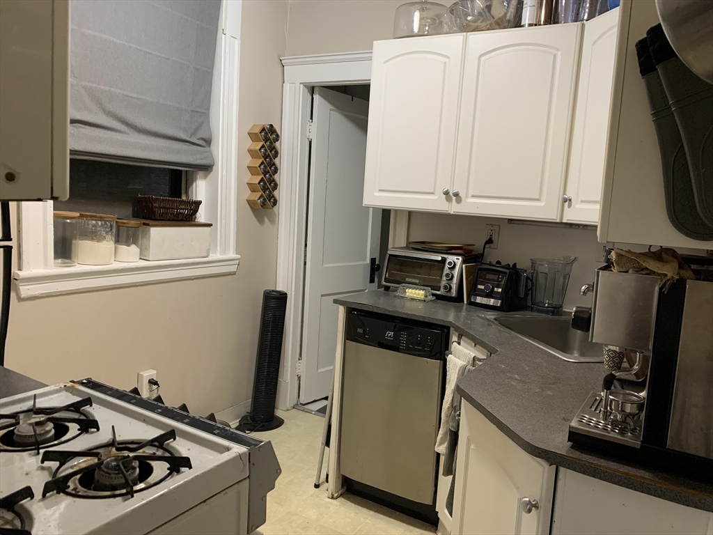 1 bed, 1 bath apartment for rent at 380 Riverway Unit A, Mission Hill — photo 7 of 10
