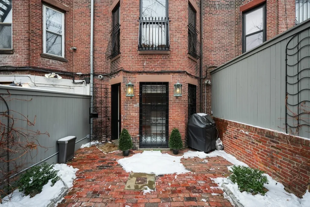 5 bed, 3.5 bath apartment for rent at 381 Beacon St Unit 0, Back Bay — photo 21 of 23