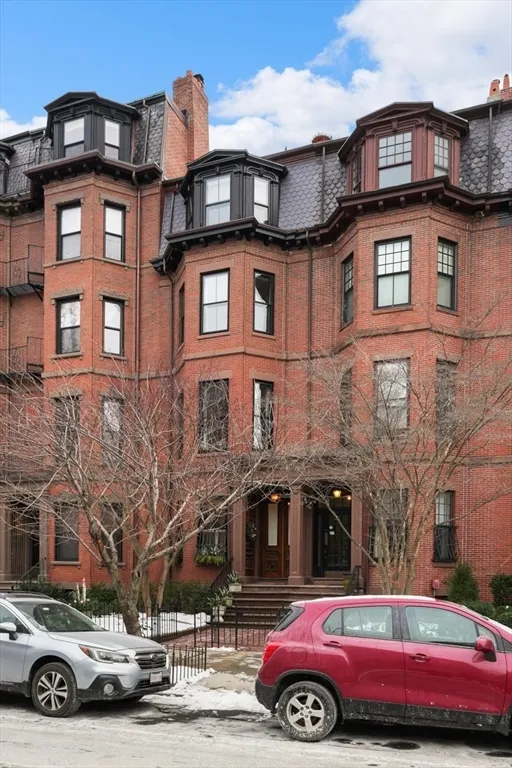 5 bed, 3.5 bath apartment for rent at 381 Beacon St Unit 0, Back Bay — photo 1 of 23