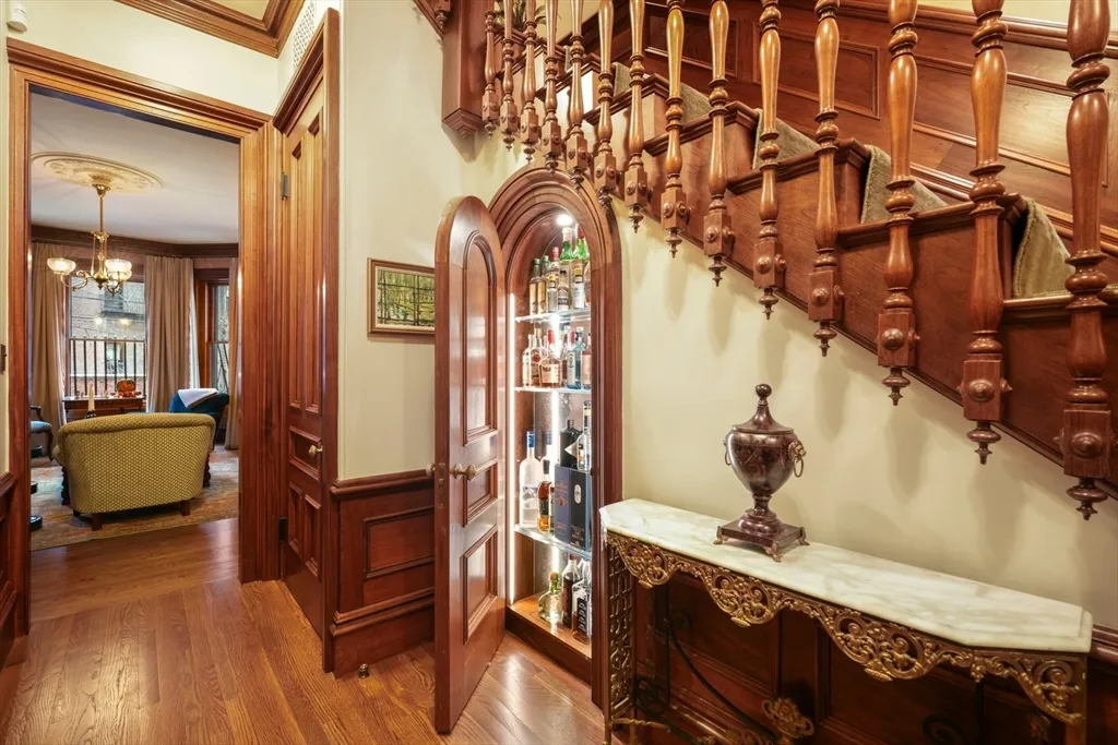 5 bed, 3.5 bath apartment for rent at 381 Beacon St Unit 0, Back Bay — photo 8 of 23