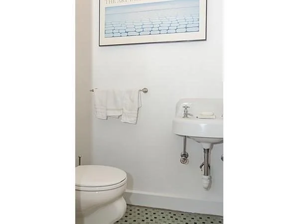 3 bed, 2 bath apartment for rent at 381 Vfw Pkwa, Chestnut Hill — photo 9 of 20