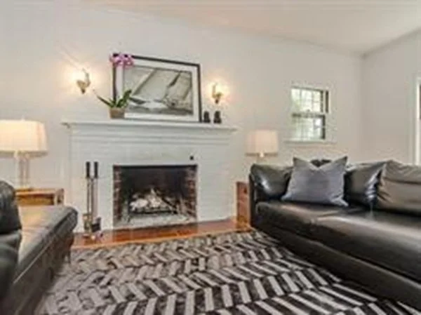 3 bed, 2 bath apartment for rent at 381 Vfw Pkwa, Chestnut Hill — photo 4 of 20