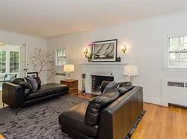 3 bed, 2 bath apartment for rent at 381 Vfw Pkwa, Chestnut Hill — photo 3 of 20