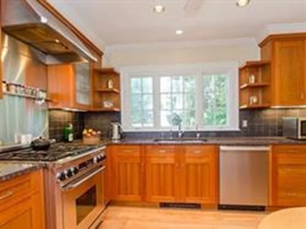 3 bed, 2 bath apartment for rent at 381 Vfw Pkwa, Chestnut Hill — photo 6 of 20
