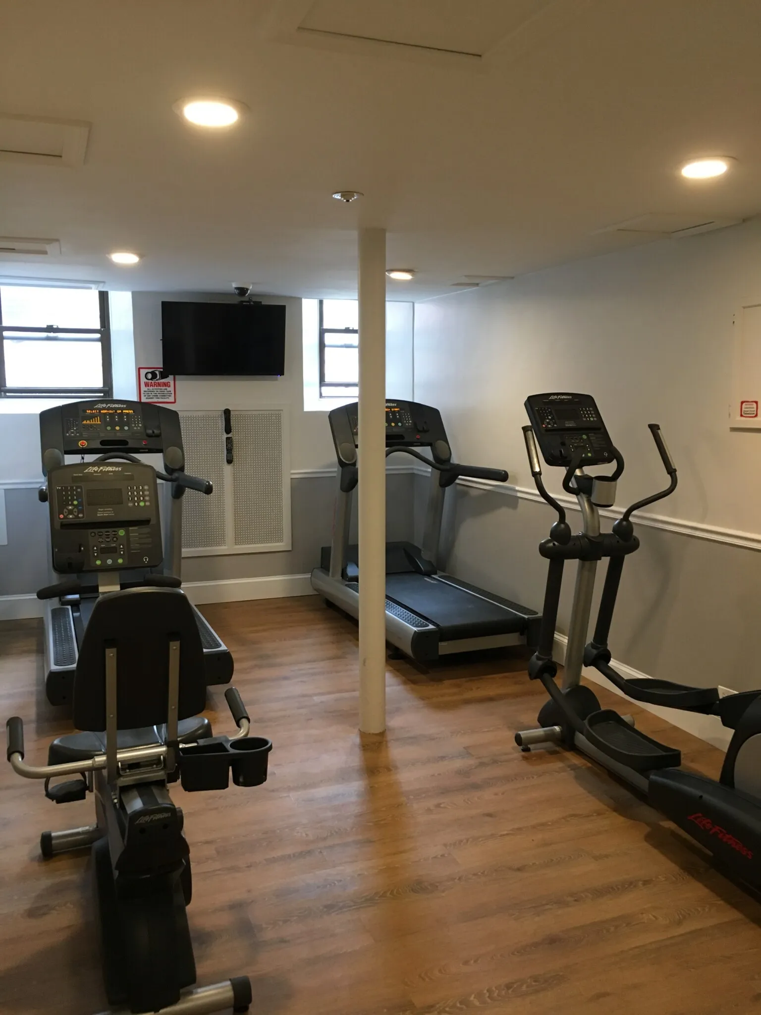 3 bed, 1 bath apartment for rent at 383 Broadway Unit 48, Winter Hill — photo 2 of 5