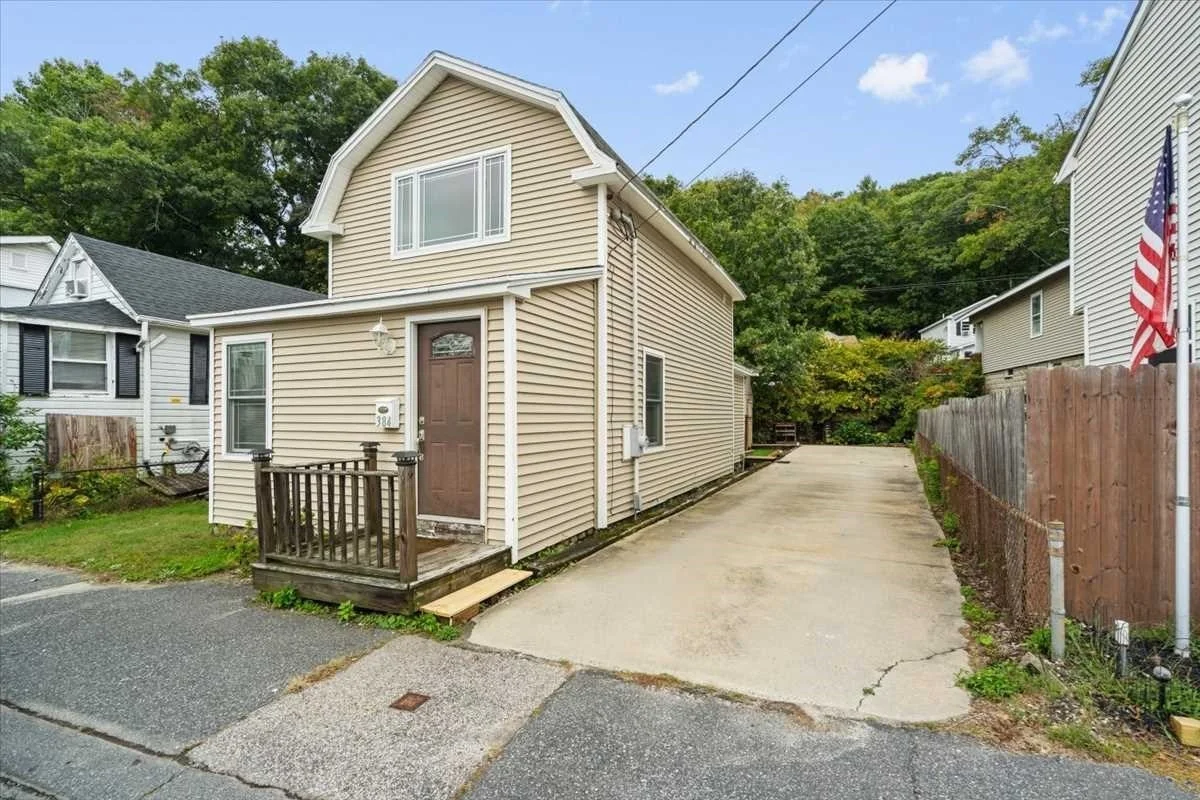 2 bed, 1 bath apartment for rent at 384 Bridle Path, Worcester — photo 1 of 36