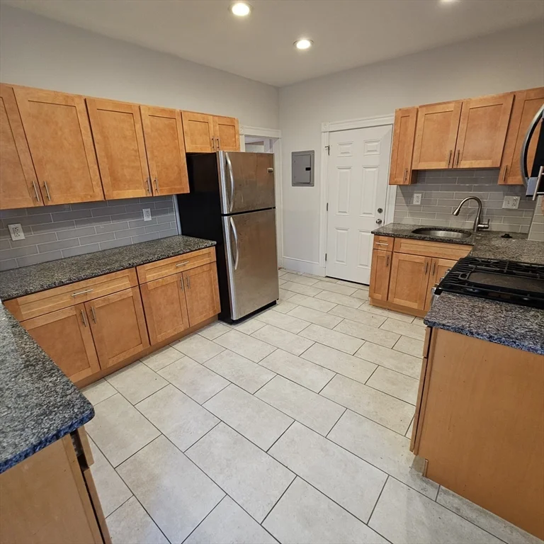 2 bed, 1 bath apartment for rent at 384 Washington St Unit 1, Central Square — photo 3 of 10