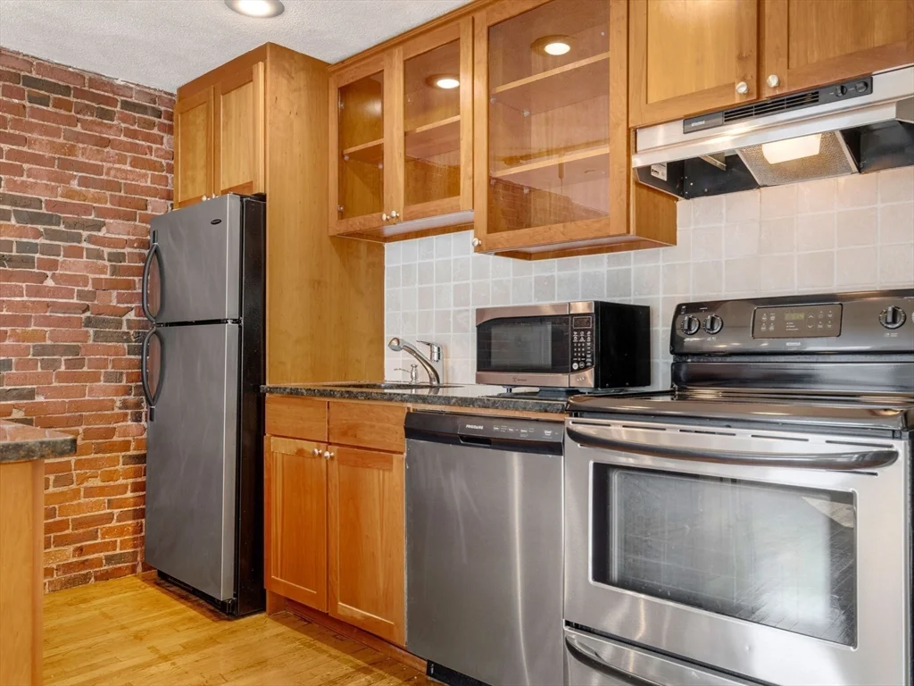 1 bed, 1 bath apartment for rent at 386 Commercial St Unit 4A, North End — photo 5 of 15