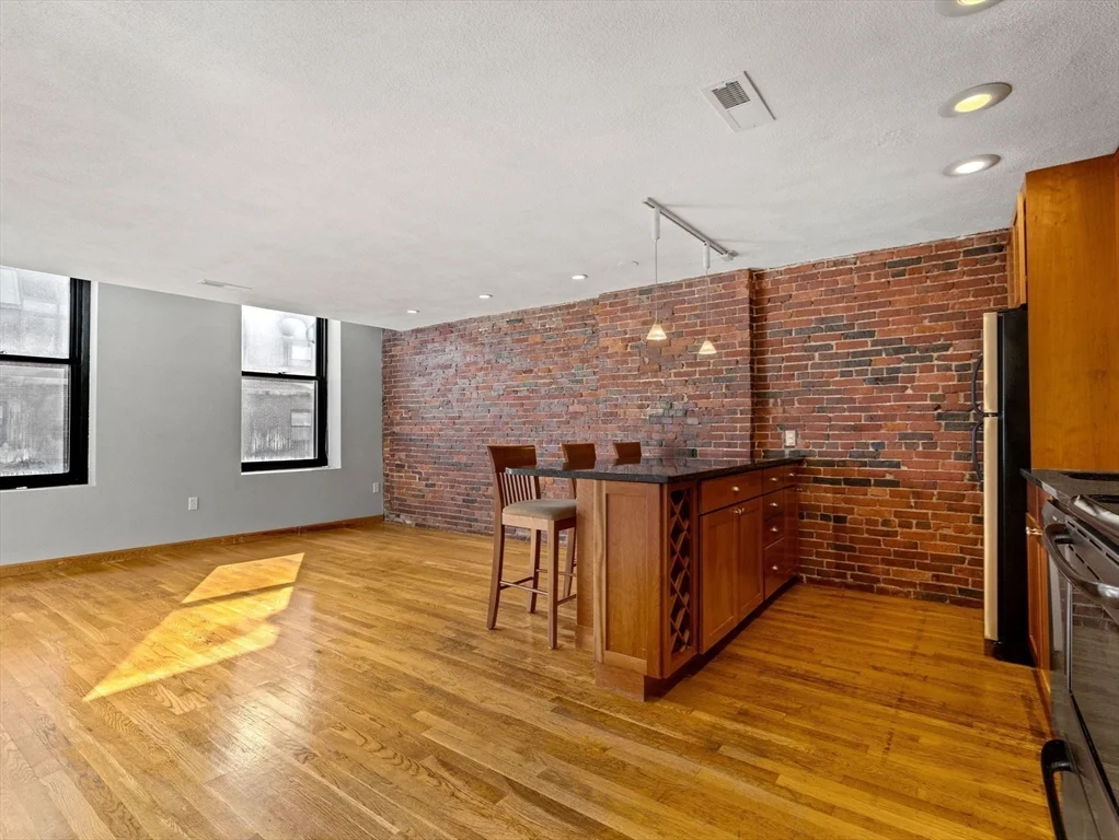1 bed, 1 bath apartment for rent at 386 Commercial St Unit 4A, North End — photo 11 of 15