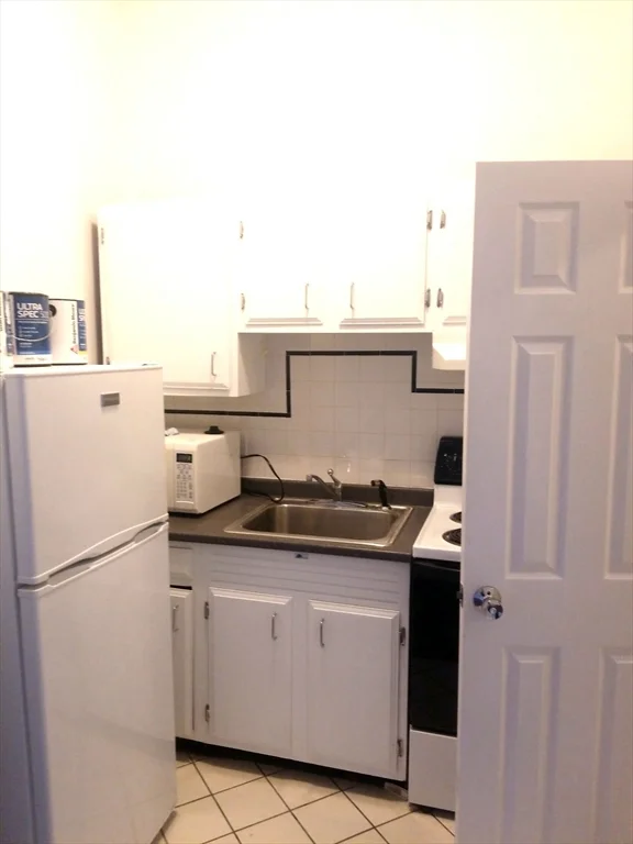 Studio bed, 1 bath apartment for rent at 387 Beacon St Unit 4, Back Bay — photo 6 of 7