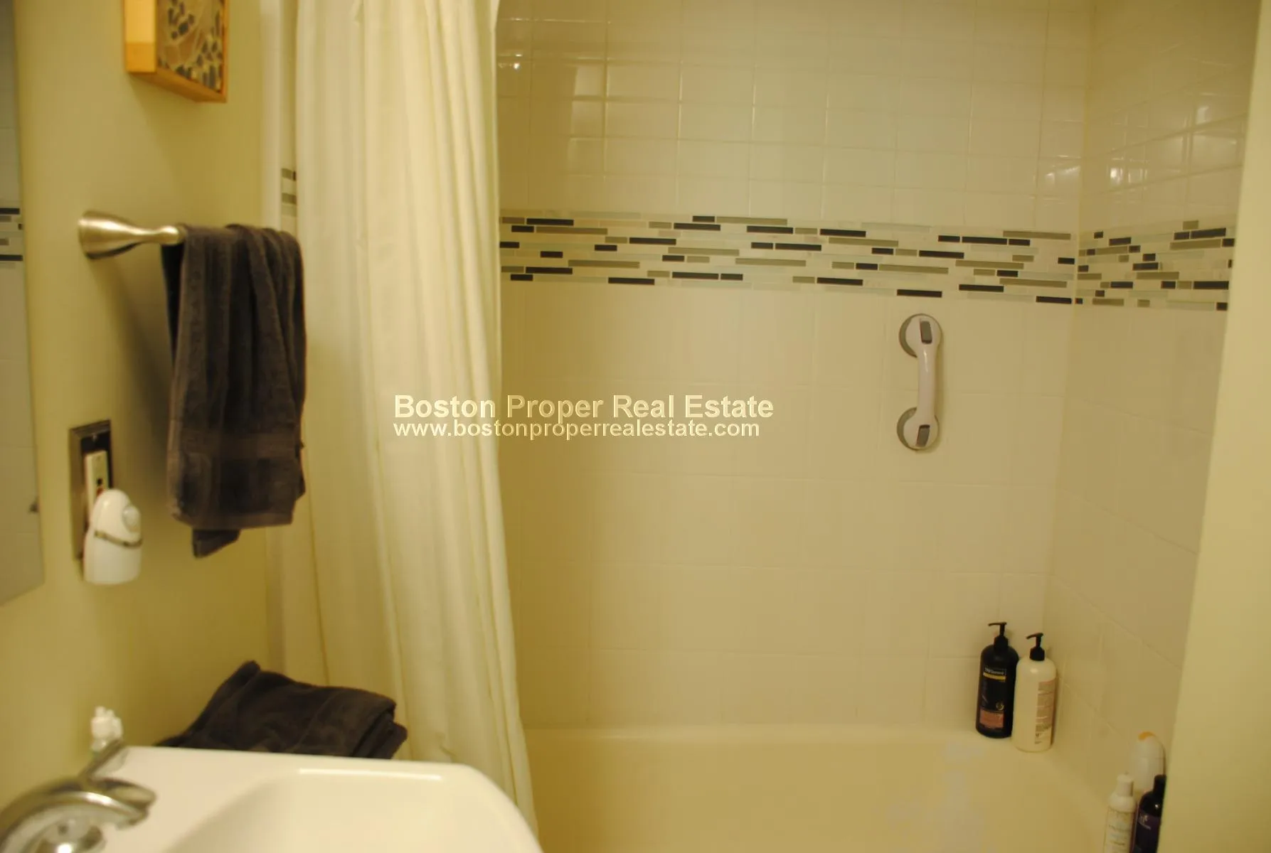 Studio bed, 1 bath apartment for rent at 387 Marlborough St Unit 3, Back Bay — photo 5 of 7