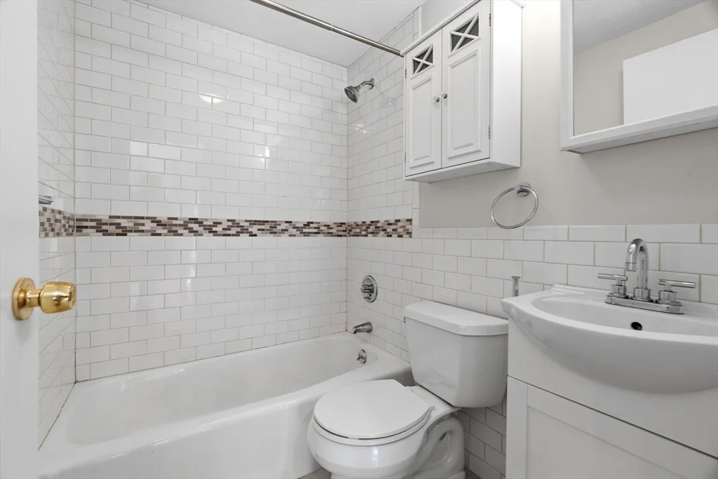 Studio bed, 1 bath apartment for rent at 389 Beacon St Unit 4A, Back Bay — photo 9 of 14