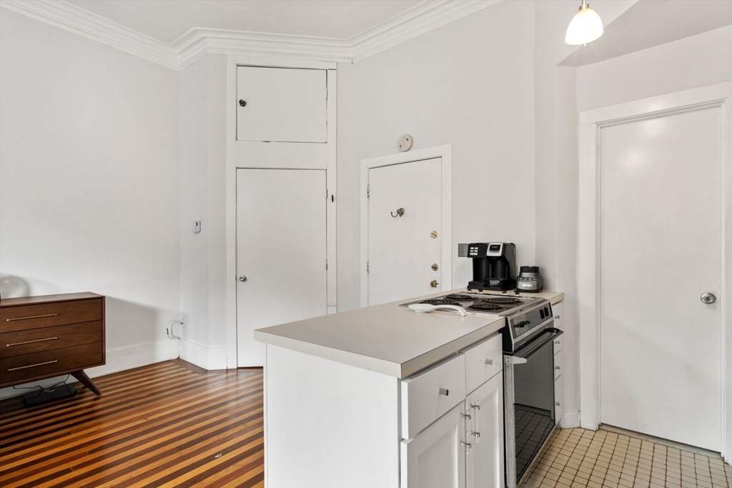 Studio bed, 1 bath apartment for rent at 389 Beacon St Unit 6, Back Bay — photo 5 of 10