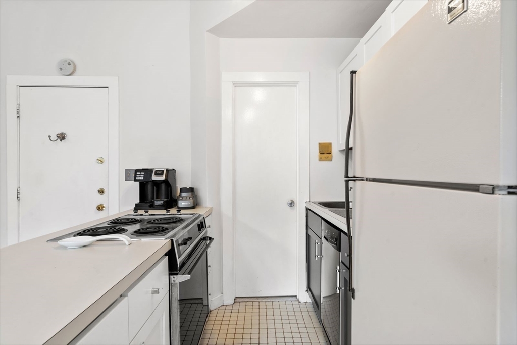 Studio bed, 1 bath apartment for rent at 389 Beacon St Unit 6, Back Bay — photo 6 of 10