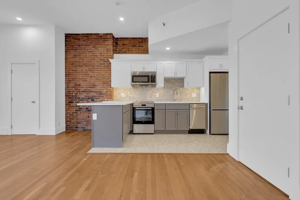 Studio bed, 1 bath apartment for rent at 389 Beacon St Unit 7, Back Bay — photo 7 of 12