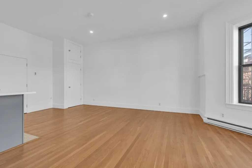 Studio bed, 1 bath apartment for rent at 389 Beacon St Unit 7, Back Bay — photo 2 of 12