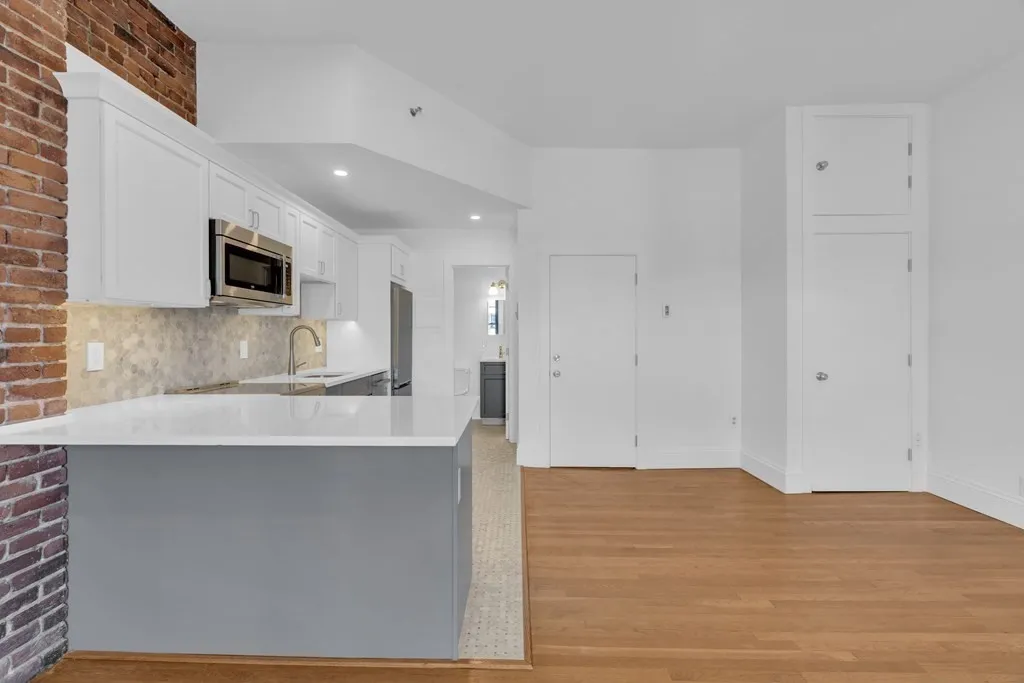 Studio bed, 1 bath apartment for rent at 389 Beacon St Unit 7, Back Bay — photo 3 of 12