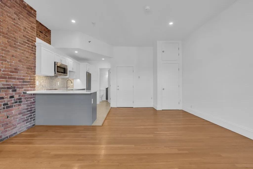 Studio bed, 1 bath apartment for rent at 389 Beacon St Unit 7, Back Bay — photo 1 of 12