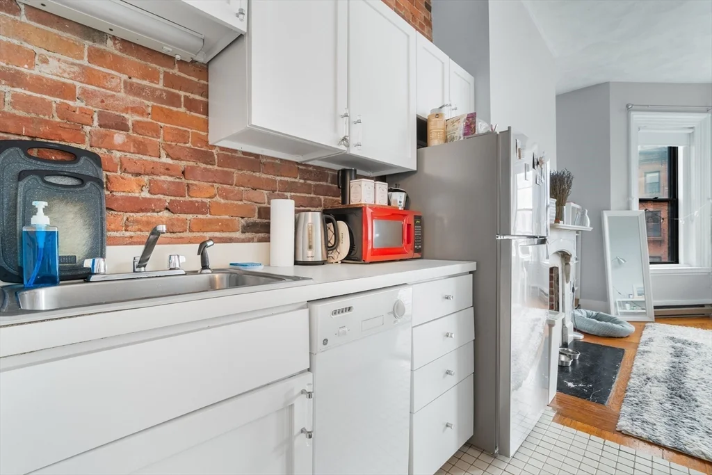 Studio bed, 1 bath apartment for rent at 389 Beacon St Unit 8, Back Bay — photo 7 of 9