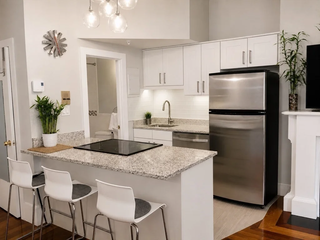 Studio bed, 1 bath apartment for rent at 389 Beacon Unit 4, Back Bay — photo 4 of 6