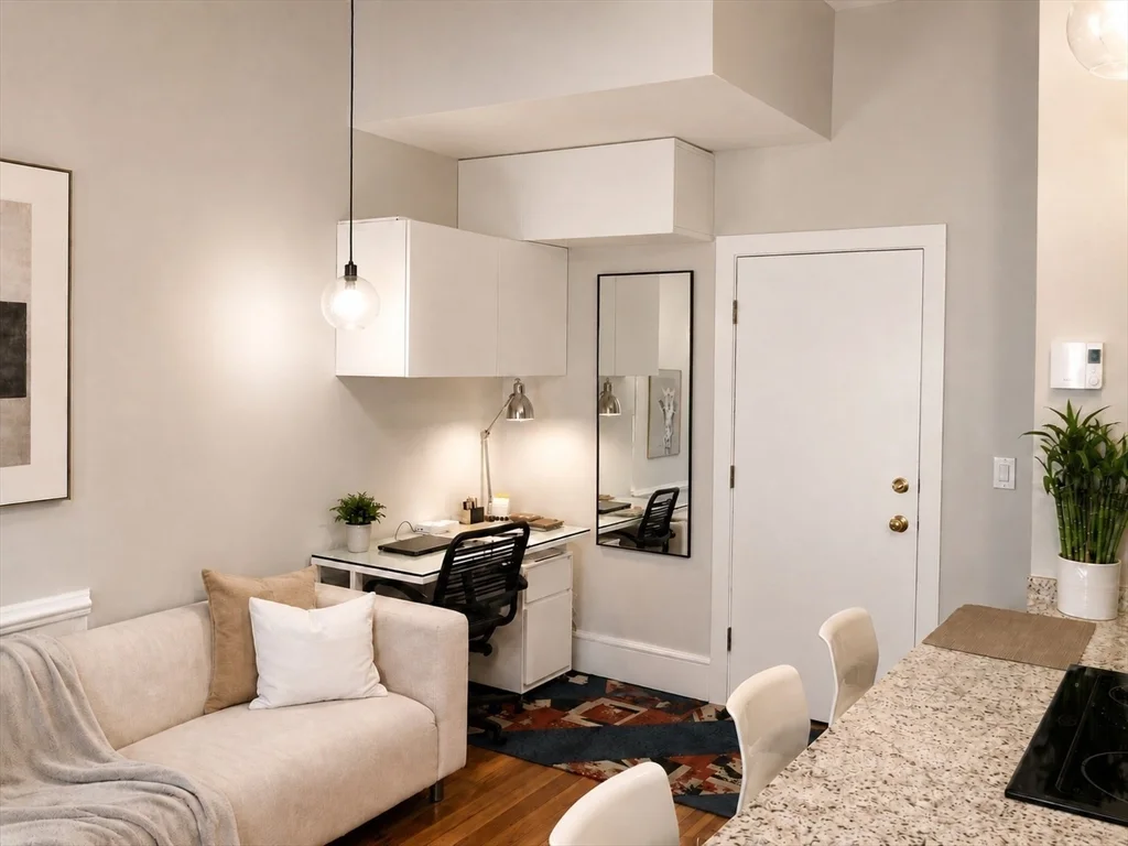 Studio bed, 1 bath apartment for rent at 389 Beacon Unit 4, Back Bay — photo 3 of 6