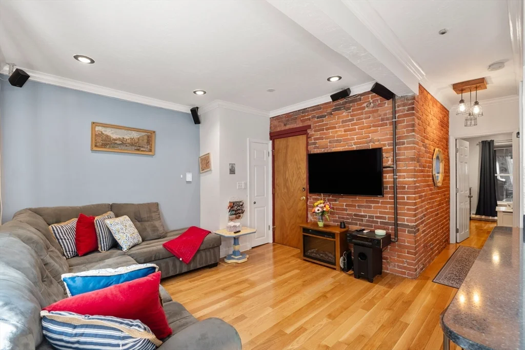 1 bed, 1 bath apartment for rent at 38RA Charter St Unit 2, North End